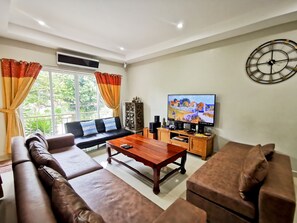 Exclusive Villa | Living room | 43-inch Smart TV with cable channels - Thepprasit Cosy (Pattaya)