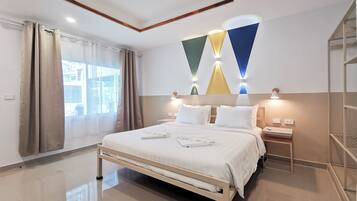 5 bedrooms, desk, laptop workspace, blackout drapes