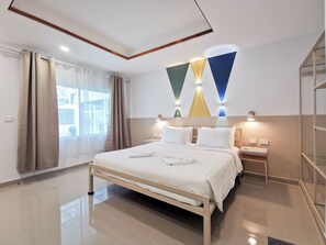 5 bedrooms, desk, laptop workspace, blackout drapes - Thepprasit Cosy (Pattaya)