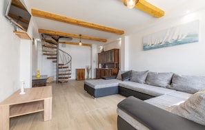 TV - 3 bedroom nice home in Stanici (Stanici)