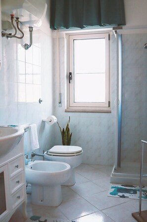 Bruser, hårtørrer, håndklæder, Toiletpapir