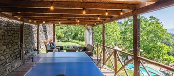 Casa La Ciucola, maison rustique en pierre pour deux familles entourée de verdure