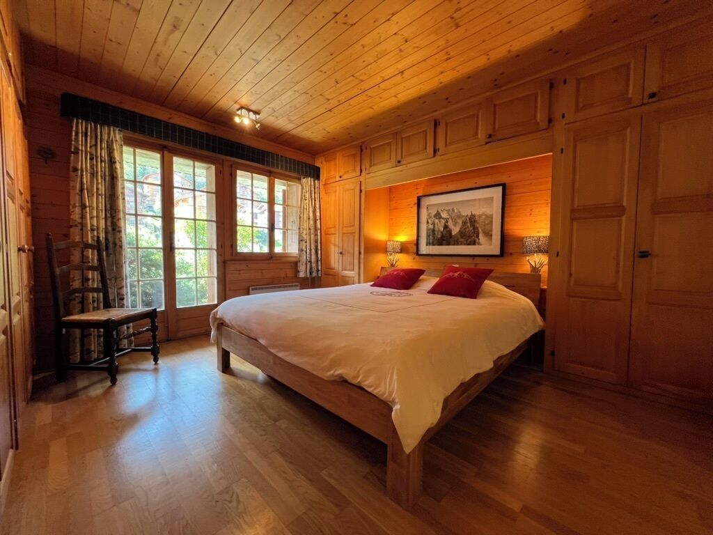 5 dormitorios, tabla de planchar con plancha, cuna de viaje