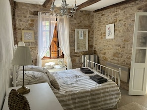 4 chambres, fer et planche à repasser, Wi-Fi gratuit, draps fournis