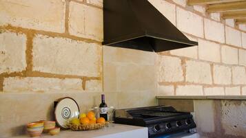 Een koelkast, een microgolfoven, een oven, een vaatwasser