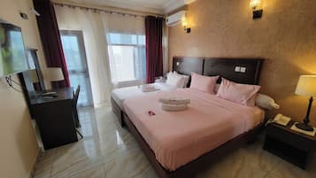 Værelse til 3 personer | Premium-sengetøj, minibar, pengeskab på værelset, skrivebord