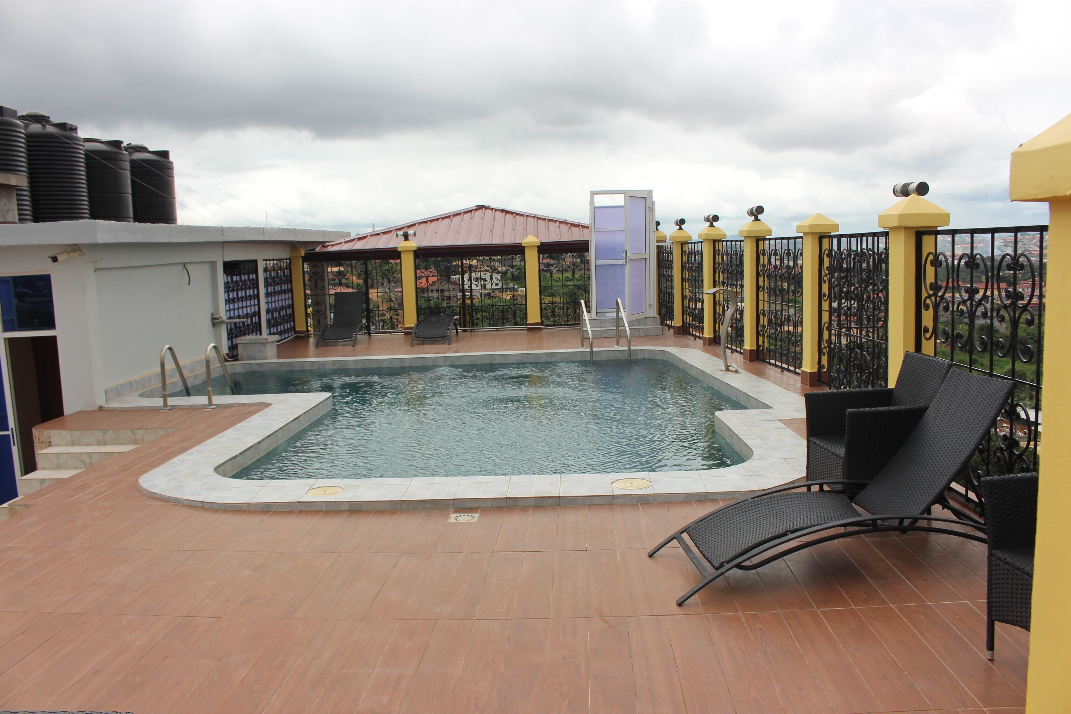 Una piscina al aire libre, tumbonas