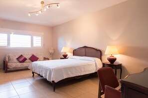 5 slaapkamers, een bureau, een strijkplank/strijkijzer, gratis wifi