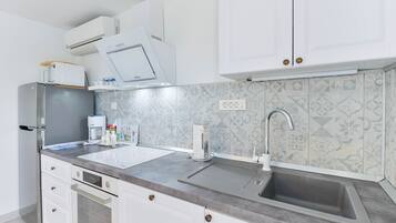 Kylskåp, mikrovågsugn, ugn och diskmaskin