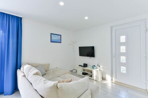 TV - Villa Anna with roof terrace and pool (Vinjerac)