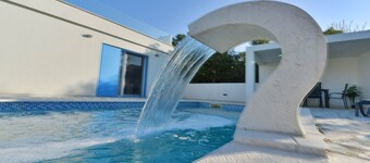 Villa Anna with roof terrace and pool