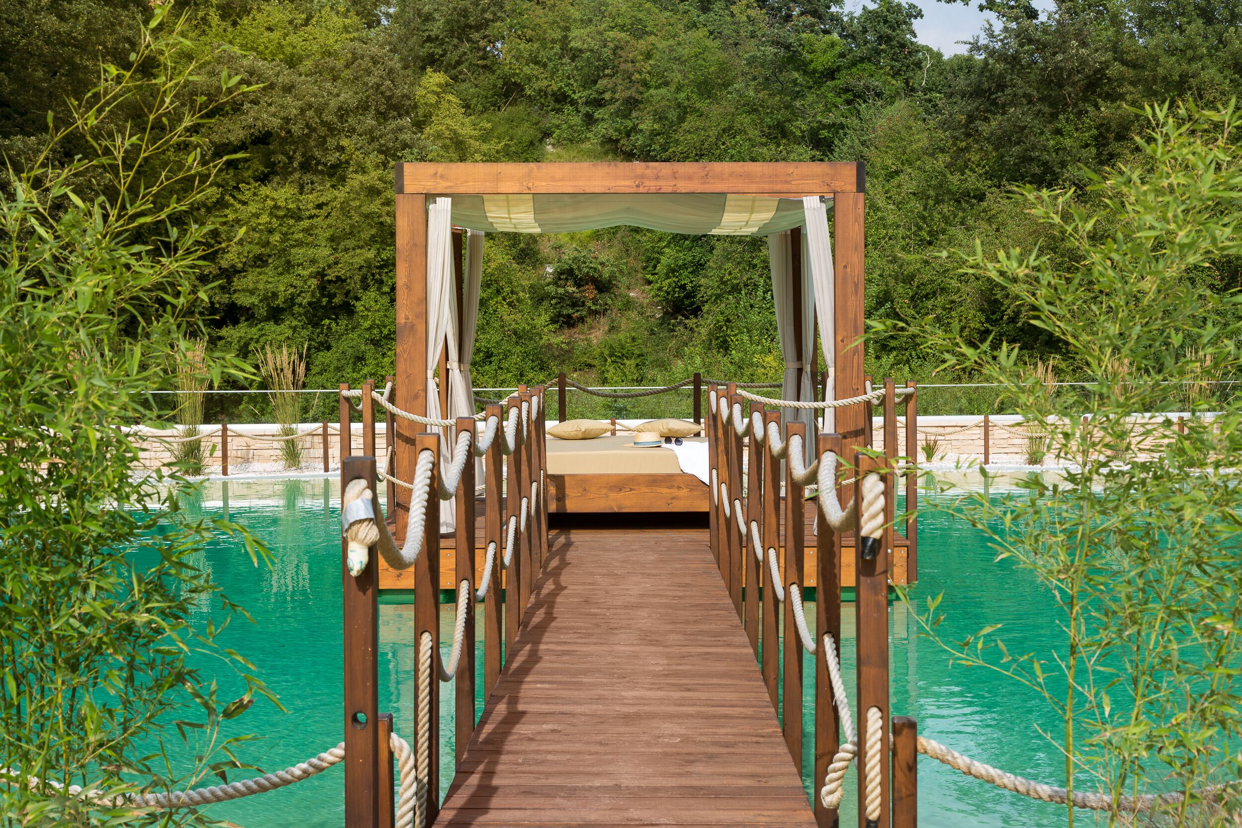 Una piscina cubierta, una piscina al aire libre
