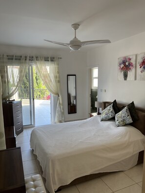 3 عدّة غرف نوم وخزنة داخل الغرفة ومكواة/لوح كي وسرير سفر