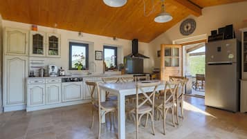 Køleskab, ovn, opvaskemaskine, kaffe-/temaskine