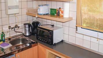 Kühlschrank, Herdplatte, Wasserkocher mit Kaffee-/Teezubehör