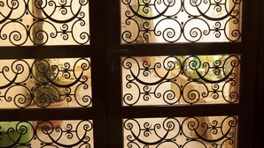 Seis ventanas con elaborados diseños de metal negro.