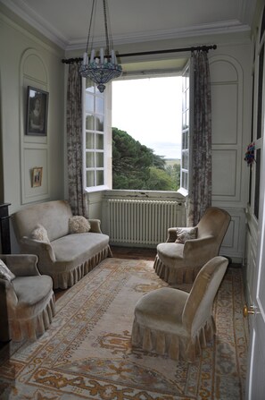 TV, peis, DVD-spiller og bordtennis