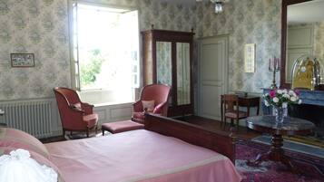 9 quartos, ferros/tábuas de passar roupa, Wi-Fi