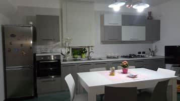 Kühlschrank, Ofen, Herdplatte, Kochgeschirr/Geschirr/Besteck