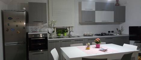 Frigorifero, forno, piano cottura, pentole/stoviglie/utensili