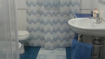 Duschwanne, Whirlpool, Haartrockner, Bademäntel