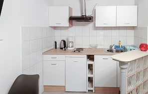 Cafetera y tetera, refrigerador y parrilla de estufa 