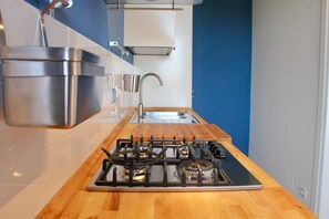 Kühlschrank, Mikrowelle, Ofen, Herdplatte