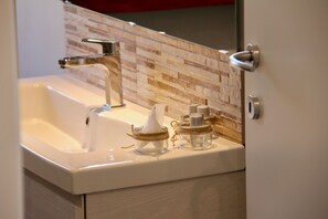 Gratis toiletartikelen, een haardroger, handdoeken, toiletpapier