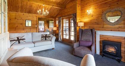 Curlew Lodge - sleeps 6 guests in 3 bedrooms