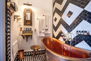 Suite junior (Maghreb) | Baño | Regadera, tina profunda, regadera tipo lluvia