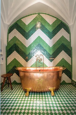 Habitació doble Deluxe (Fez) | Bany | Dutxa, banyera profunda i capçal de dutxa tipus cascada 