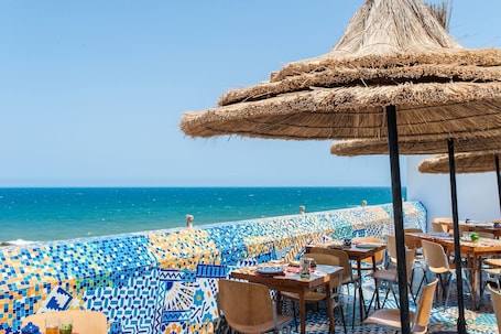 Se sirven desayunos, comidas, cenas y cocina local con vista al mar