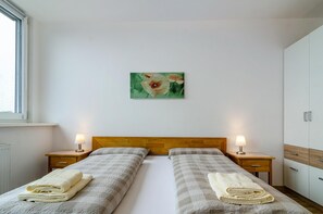 2 bedrooms, in-room safe, desk, iron/ironing board - High quality apartment with balcony and stunning lake and Alpine views  (Meersburg)
