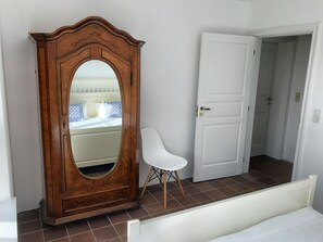 2 slaapkamers, een strijkplank/strijkijzer, reisbedje, wifi