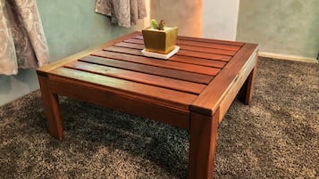 Casa com design assinado, varanda, no jardim | Área de estar | TV de tela plana