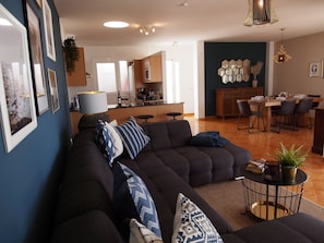 Smart TV, books, stereo