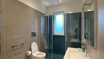 Douche, sĂšche-cheveux, bidet, serviettes fournies