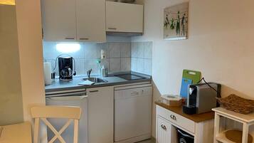 Geladeira, cadeirão de bebê