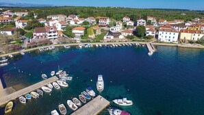 Una località balneare con un porto turistico pieno di barche.
