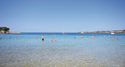 Cozy home in Petrcane with WiFi