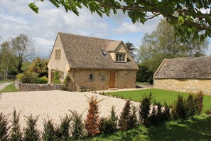 Exterior - Cotswold Cottage in historic village of Stanton with views over open fields  (Stanton)