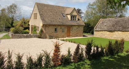 Cotswold Cottage in historic village of Stanton with views over open fields