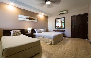 Cortinas blackout, wifi gratis y ropa de cama 