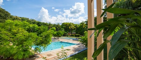 2 piscines extérieures