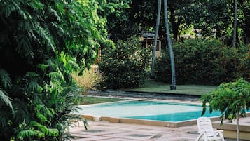 2 outdoor pools
