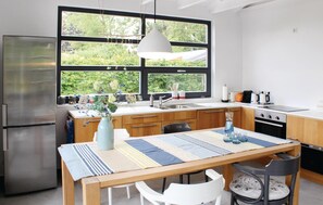 Fridge, microwave, stovetop, dishwasher