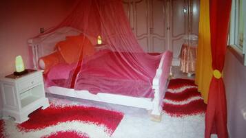 3 bedrooms, in-room safe, iron/ironing board, travel cot