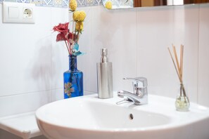 Badekar, hårføner og håndklær