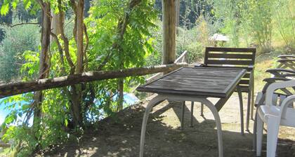 Maison rustique paisible avec une vue imprenable, piscine privée, jardin et pergola.