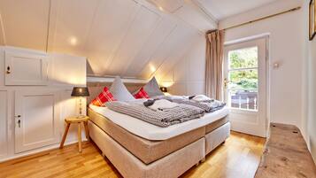 5 bedrooms, iron/ironing board, travel crib, WiFi